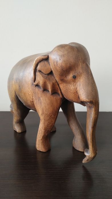 Много голям, тежък и реалистичен слон от дърво.