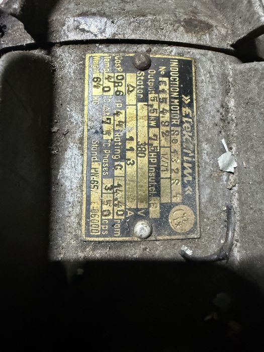 Con crapator de lemne cu motor