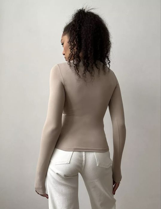 Лонгслив с вырезом