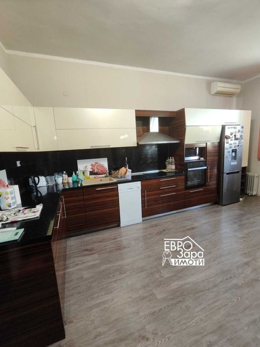 Масивна сграда за продажба – автосервиз плюс два жилищни имота