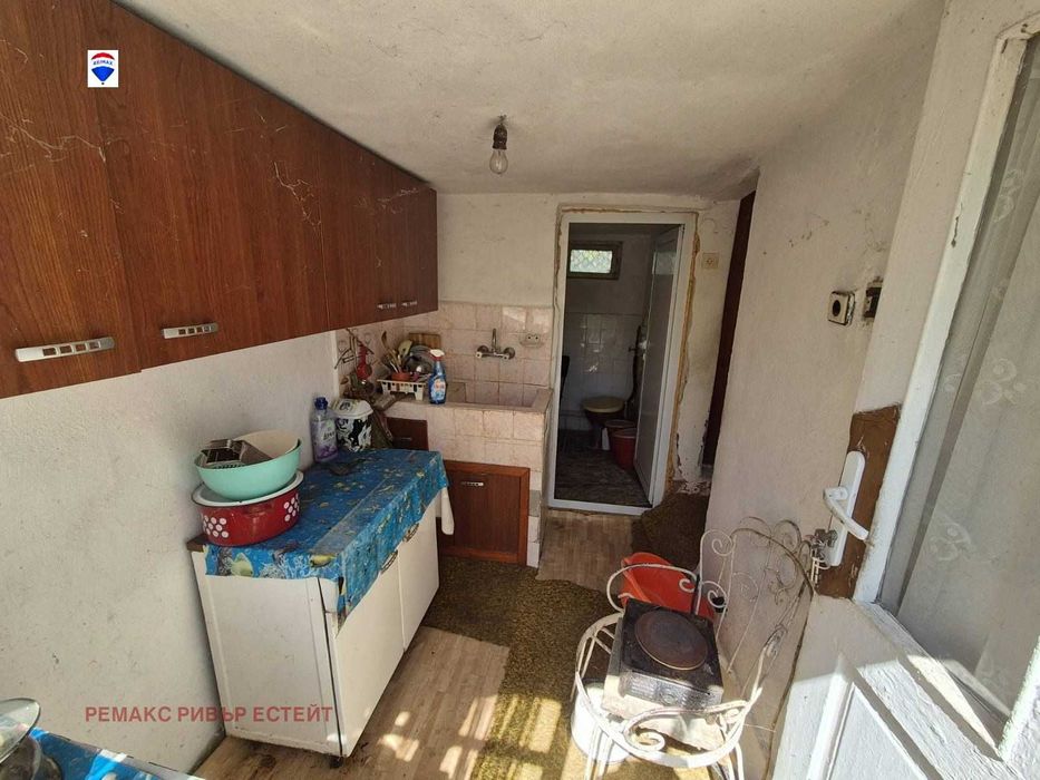 Селска къща с голям двор за продажба с. Бръшлен