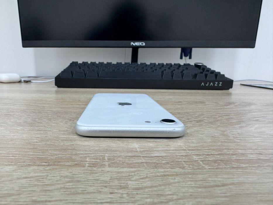 Срочно продаётся iPhone Se 2020 года!