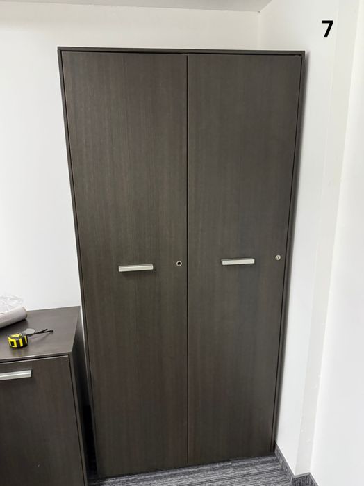 Продавам качествени и запазени офис мебели