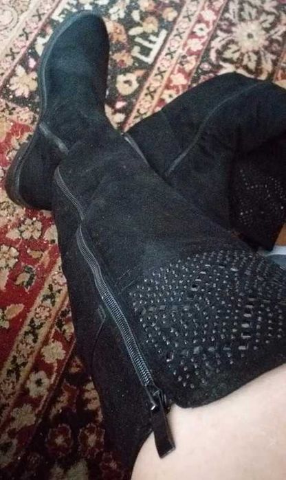 Cizme lungi, peste genunchi