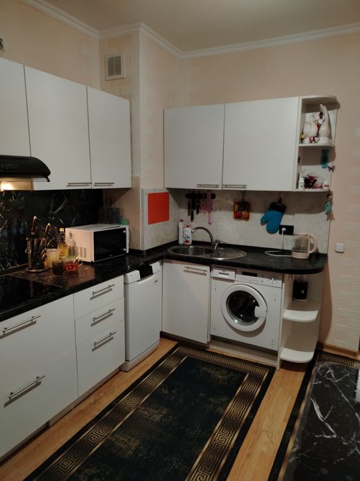 Продаётся трех комнатная мебелированная квартира