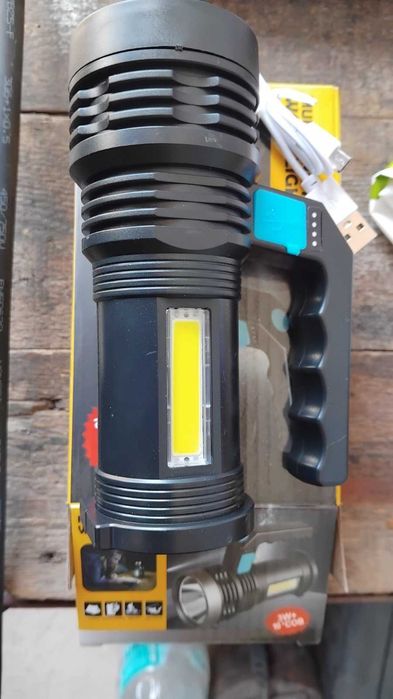 Лед фенер с вградена батерия.