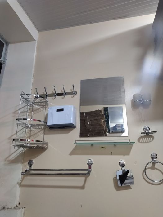 Ванный зеркало и полка цехдан.