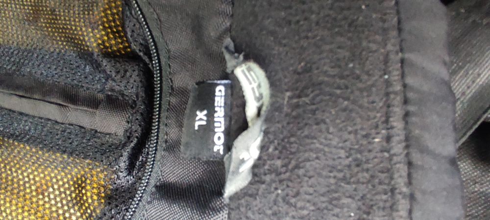 Vând geaca, oglinzi moto și o pereche de mănuși moto proanti noi.