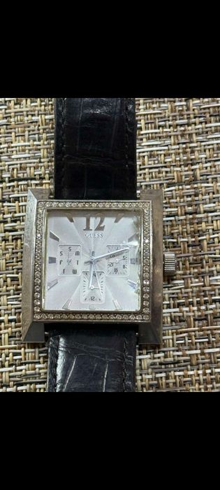 GUESS Timeless beauty