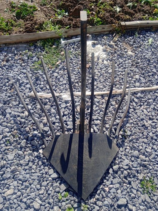 Продавам инвентар за фреза.