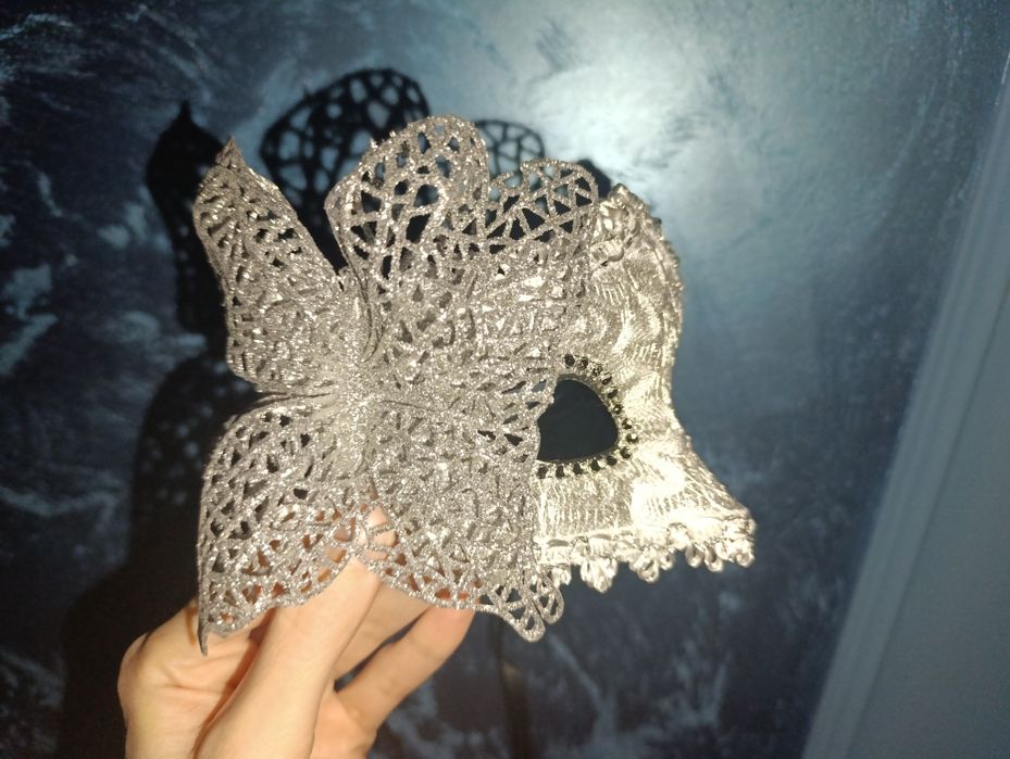 Великолепная карнавальная маска в серебряном цвете