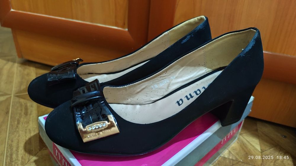 Чёрные замшевые туфли Diana