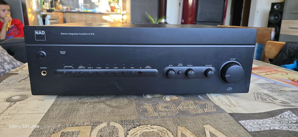 NAD C372 усилвател
