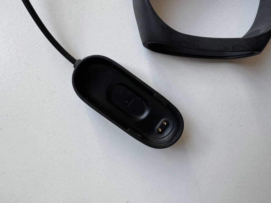 Каишка и оригинално зарядно за xiaomi mi band 4