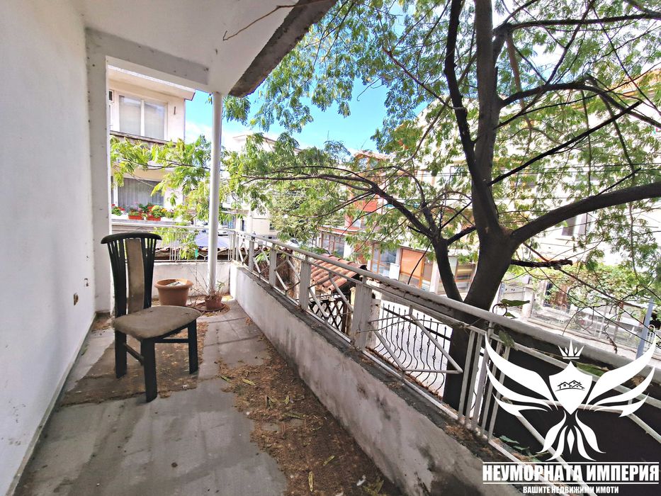 Продавам тристаен 128кв. 1ет. с гараж в гр.Асеновград, широк център