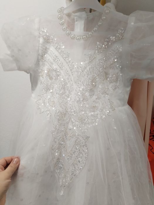 Rochiță fetite ocazie, alba, cu paiete și perle în gâtului, mărime 130