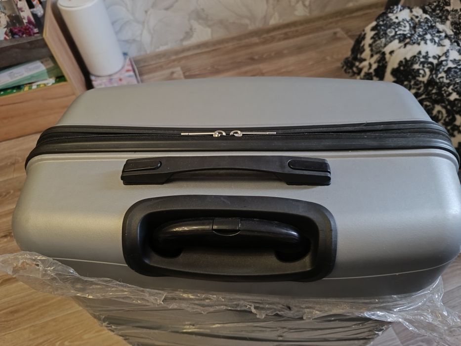 Продам чемодан новый