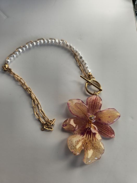 Нежно колие с естествен цвят на орхидея Камбрия.