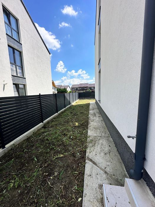 Apartament cu 3 camere , cu grădină proprie 100 mp / Sânpetru / 2 parcări.