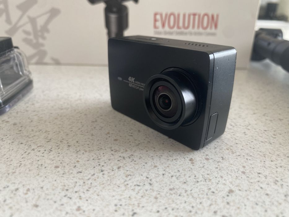 Екшън камера Xiaomi Yi 4k action camera и стабилизатор Zhiyun Evo Z1
