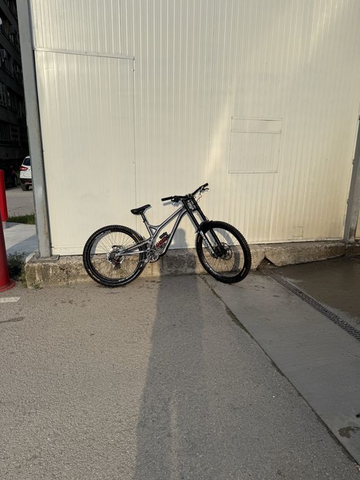 Dh колело Commencal v4