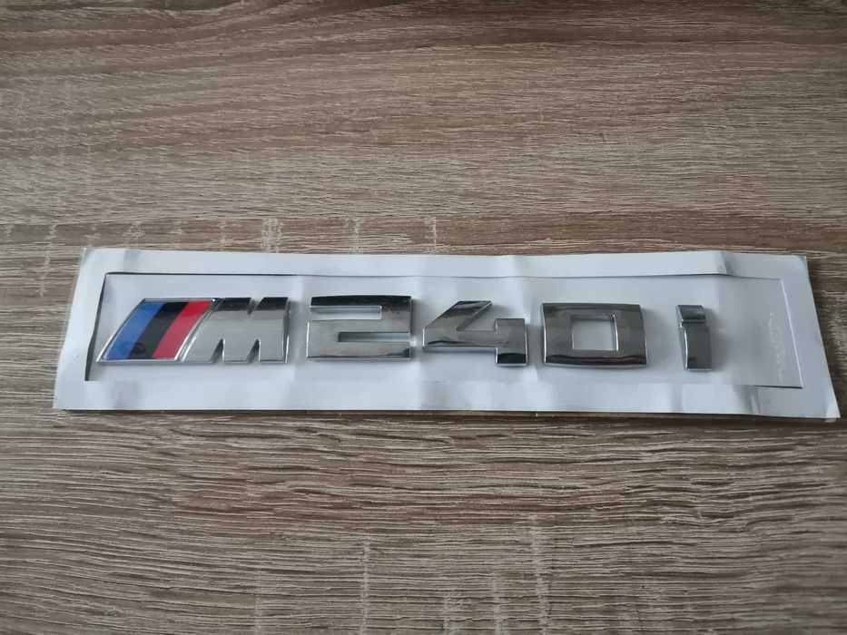BMW М240i сребриста емблема