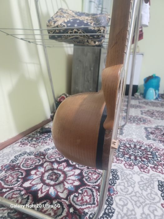 Qashqar rubobi sotiladi