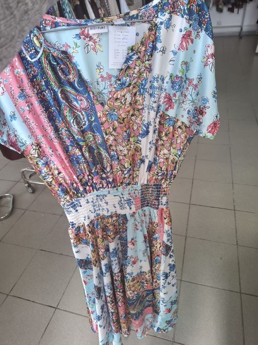 Am un lot de cămăși si rochii de vânzare