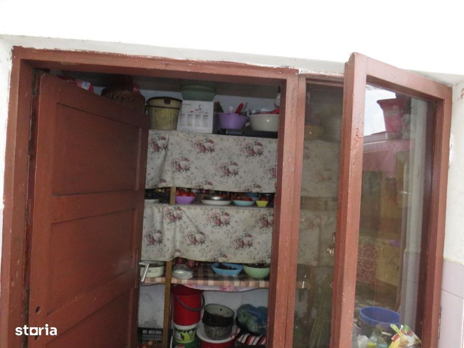 Casă cu 4 camere, garaj și curte, Târgu Jiu zona Coloana