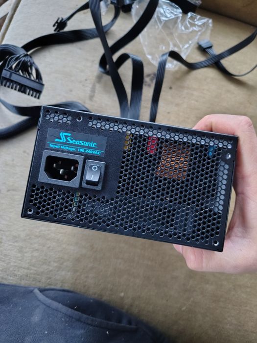 Sursa Seasonic 650W 80+ Gold semi modulara
