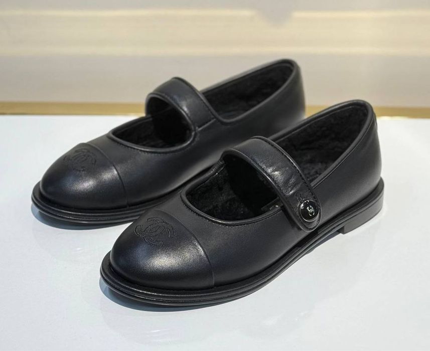 Кожаные черные балетки с мехом Chanel