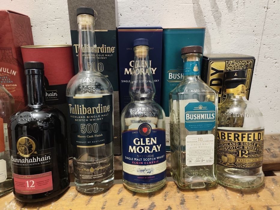 Празни бутилки от малцово уиски с кутия