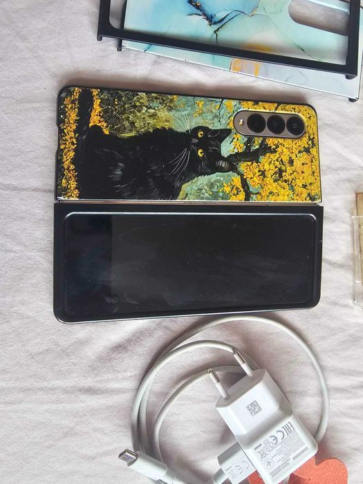 Продавам Samsung Galaxy Z Fold 3 – 256 GB, 12 GB RAM, Silver