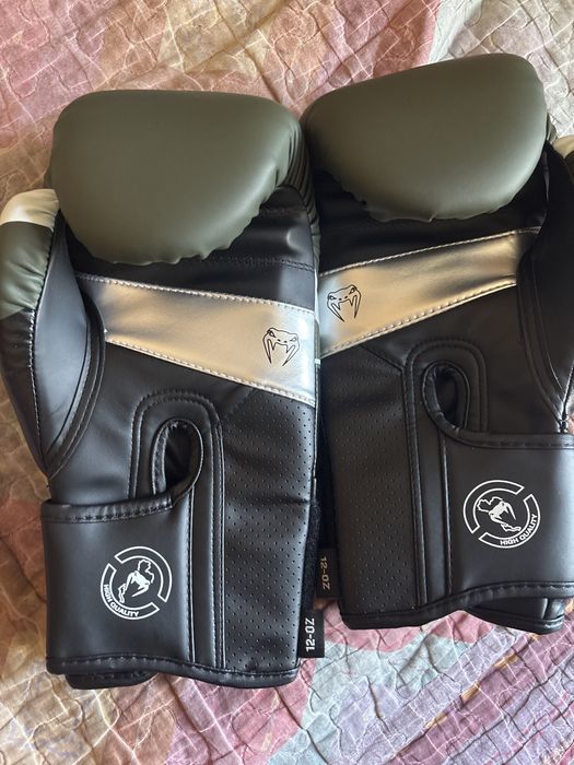 Боксерские перчатки venom