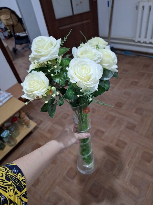 Искусственные цветочки с вазами