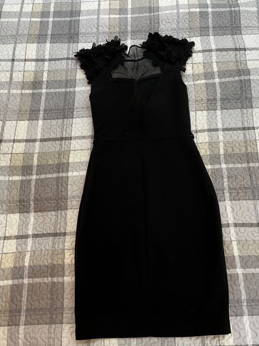 Черна рокля с 3D елементи