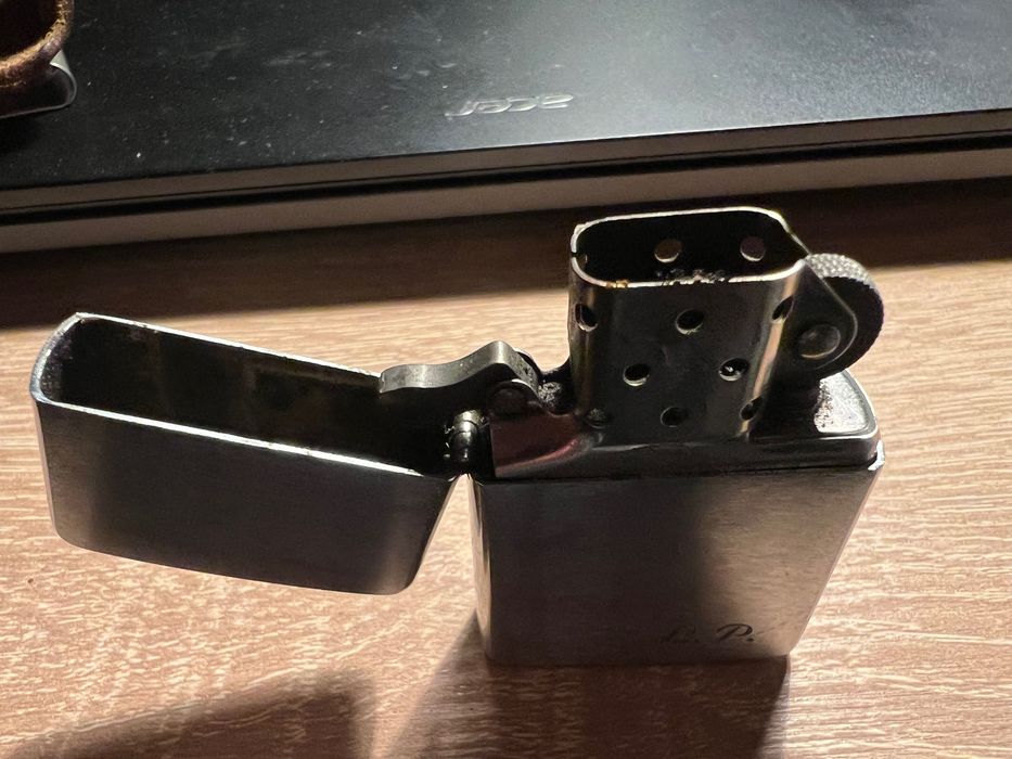 Voi vinde o brichetă de benzină Zippo cu o copertă.