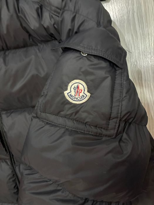 Черно яке Moncler