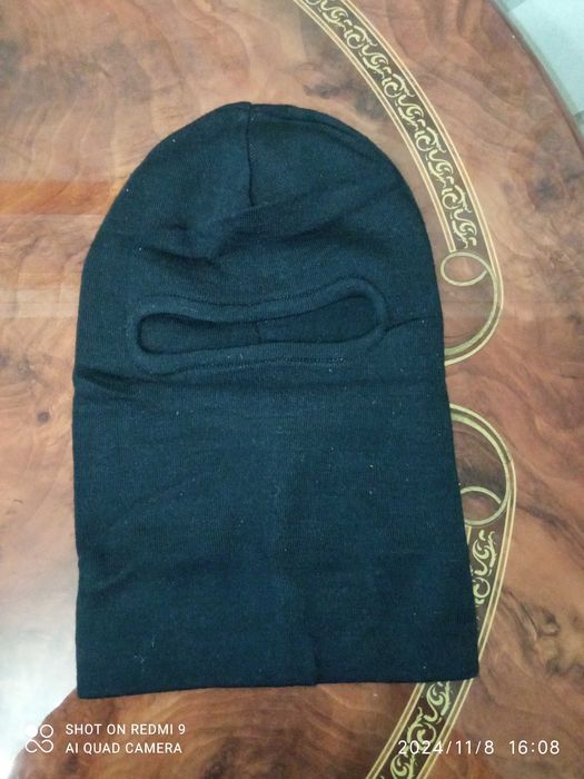 Шапочку с разрезом для глаз