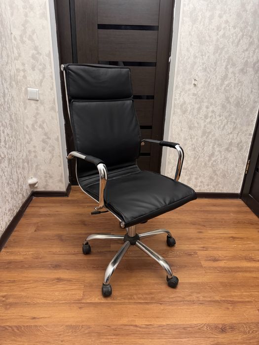 Офисное кресло кожаное