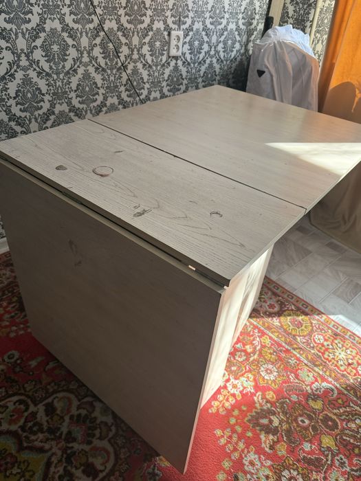 Продам стол и морозильник
