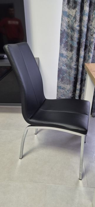 Vând masa extensibila cu 6 scaune