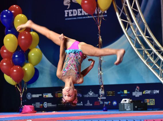 Costum gimnastica ritmică
