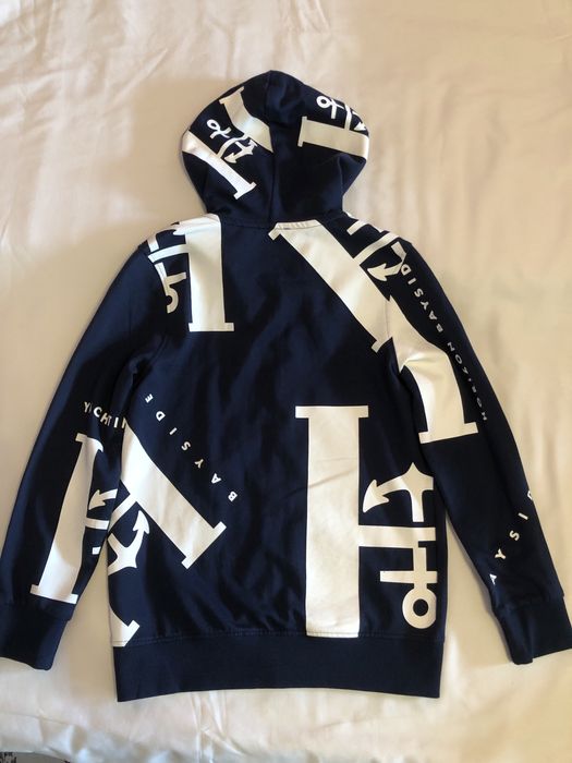 Продавам суичър за момче