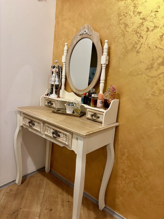 Masa de fardat cu oglinda deosebita
