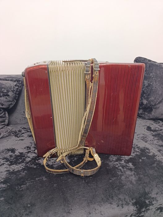 Vand acordeon BARCAROLE cu 96 basi, are cutie