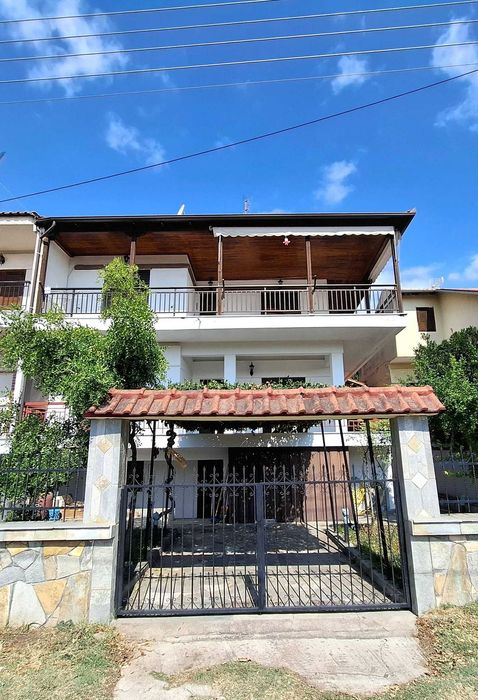 Продава триетажна къща 250 м2 и двор 400 м2 в Аспровалта, Гърция