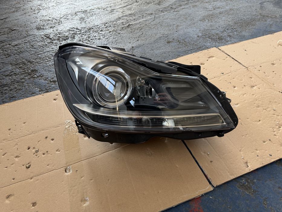 Far dreapta ILS xenon bixenon Mercedes w204 facelift