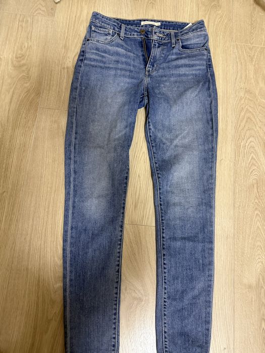 Продам джинсы женские Levis