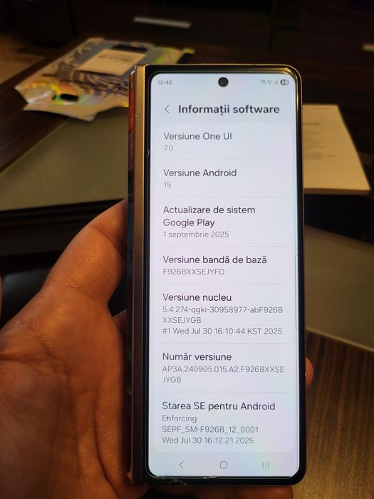 Galaxy Z Fold 3 256 GB Auriu/Negru, geam display mic puțin lovit